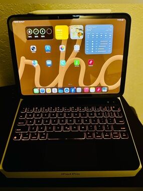iPad Pro 11” (M4) 256GB • Space Black + Apple Pencil Pro & ESR 360 Rebound KB